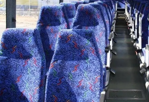 שורות מושבים באוטובוס אגד עם דוגמת הריפוד הכחולה